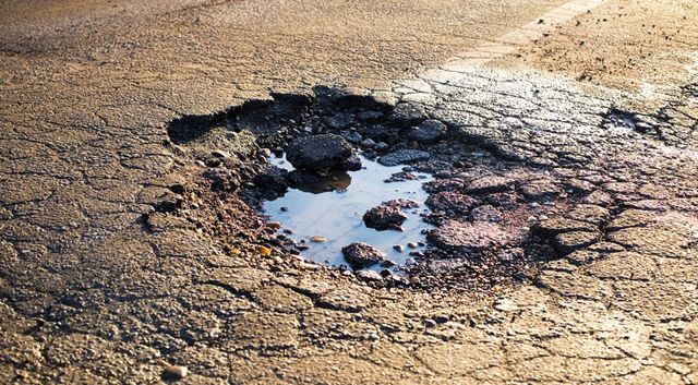 Водители вправе взыскивать компенсацию ущерба, полученного в ДТП по вине дорожных служб